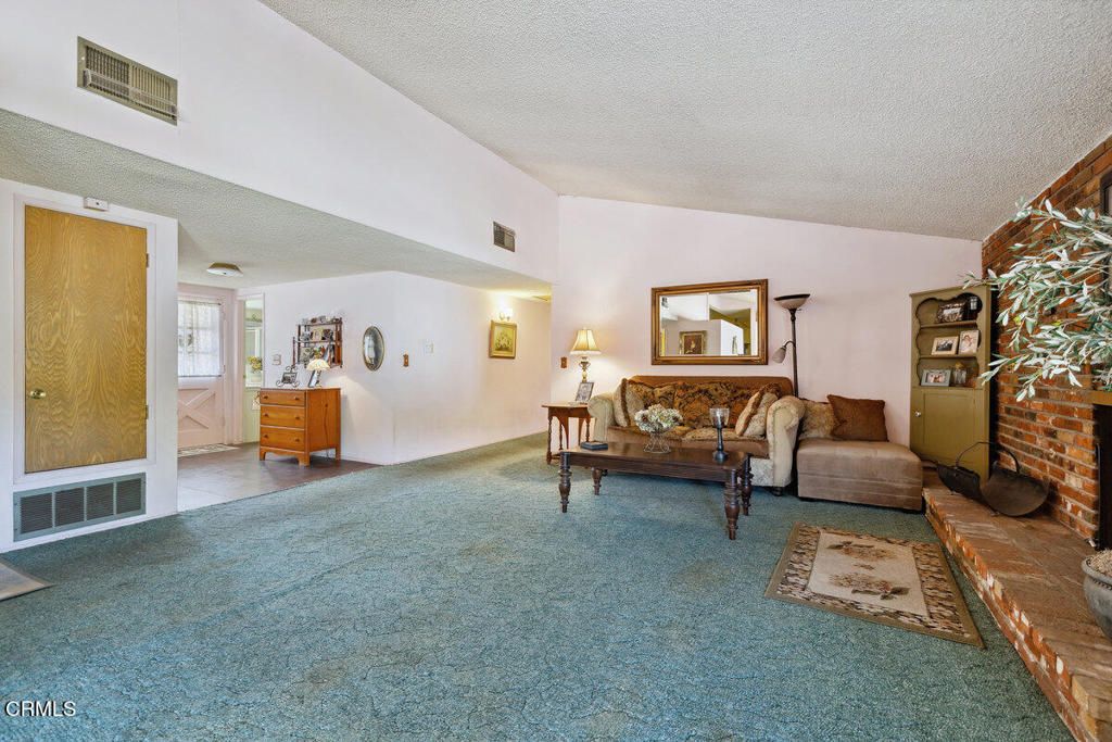 Image 4 of property listing at 1363 Sterling Drive, Thousand Oaks, CA 91360