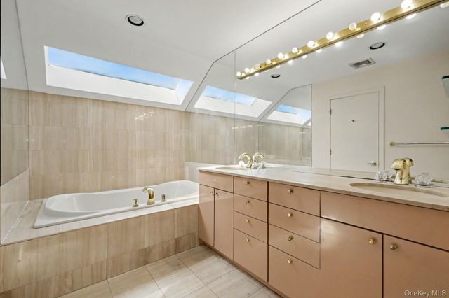 3 Pondview W, Purchase, NY 10577