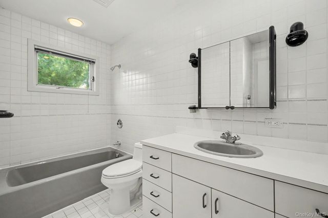 3 Pondview W, Purchase, NY 10577