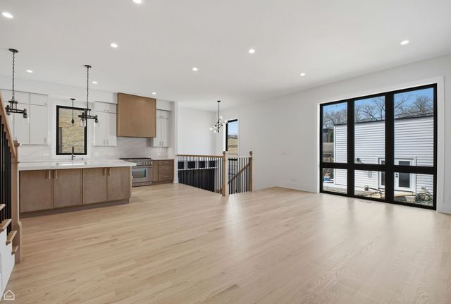 4242 N Sacramento Avenue, Chicago, IL 60618