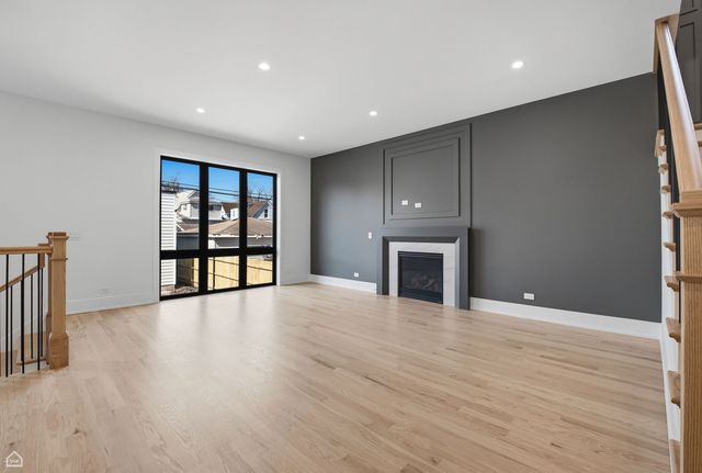 4242 N Sacramento Avenue, Chicago, IL 60618