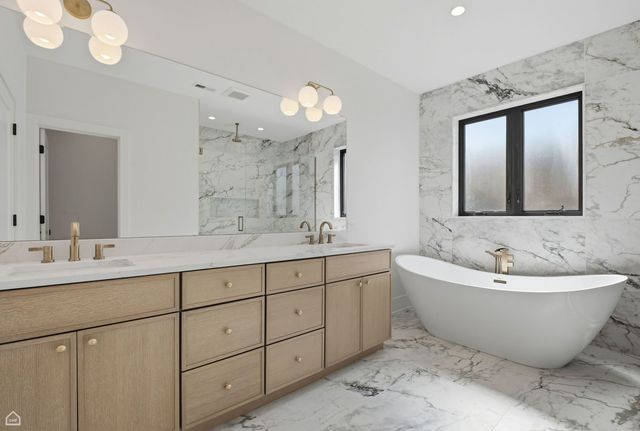 4242 N Sacramento Avenue, Chicago, IL 60618