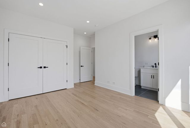 4242 N Sacramento Avenue, Chicago, IL 60618