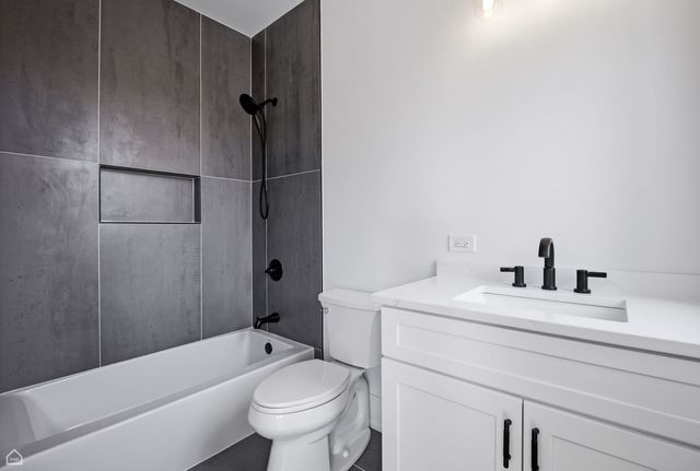 4242 N Sacramento Avenue, Chicago, IL 60618