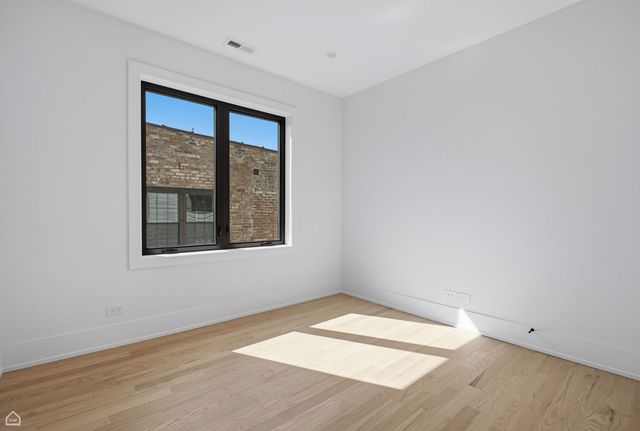 4242 N Sacramento Avenue, Chicago, IL 60618