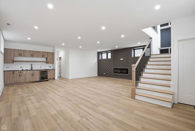 4242 N Sacramento Avenue, Chicago, IL 60618