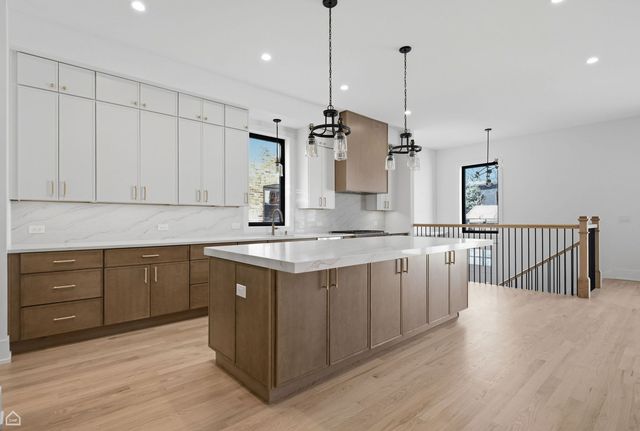 4242 N Sacramento Avenue, Chicago, IL 60618