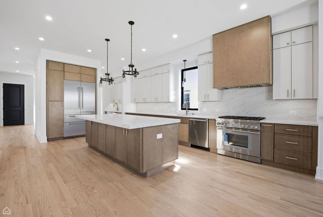 4242 N Sacramento Avenue, Chicago, IL 60618