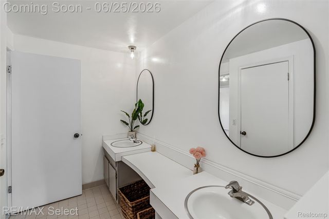 13031 Lockmoor Drive, Grand Blanc, MI 48439