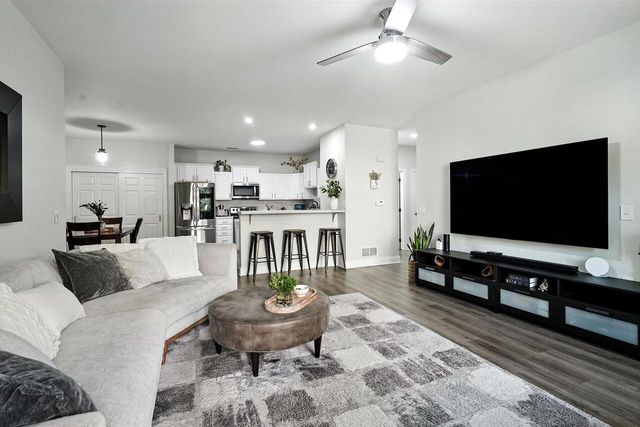 8615 S Stratford ROAD, Oak Creek, WI 53154