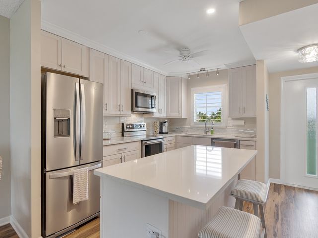 4049 Ocean Drive 204, Vero Beach, FL 32963