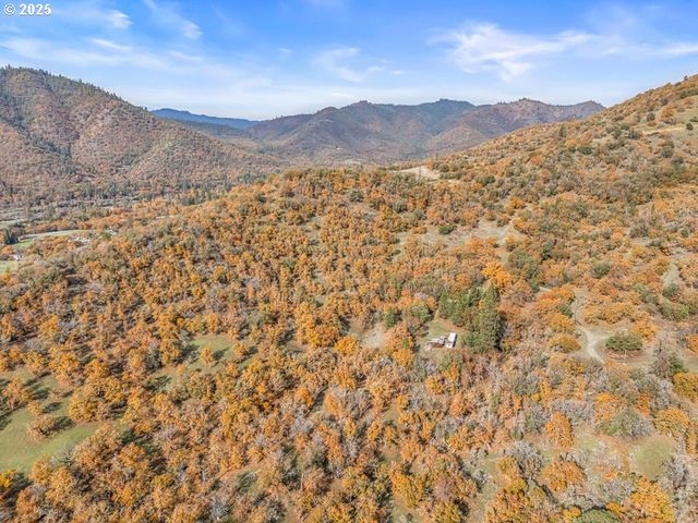 11926 BLACKWELL Rd, Central Point, OR 97502