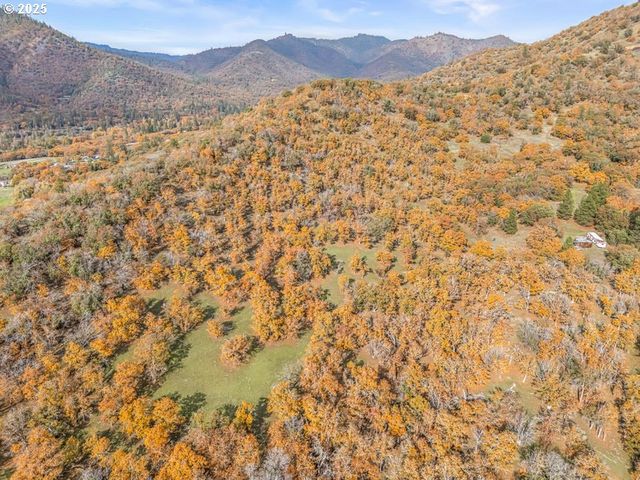 11926 BLACKWELL Rd, Central Point, OR 97502