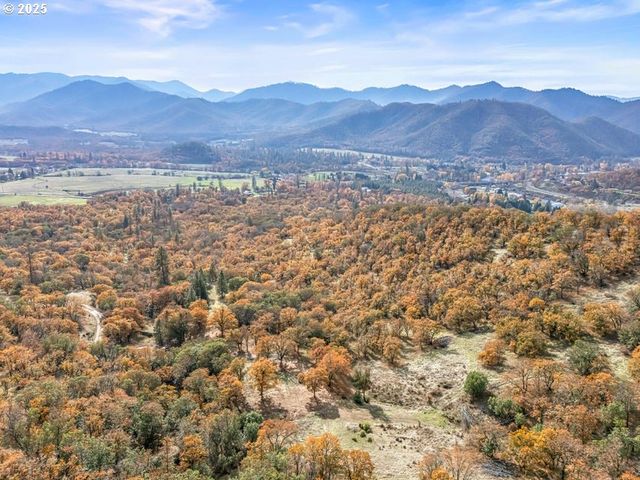 11926 BLACKWELL Rd, Central Point, OR 97502