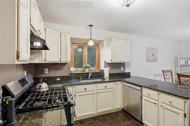 15743 Greenview, Fraser, MI 48026