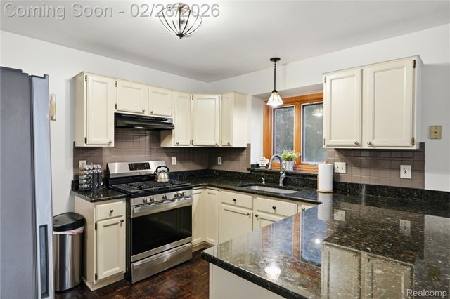 15743 Greenview, Fraser, MI 48026