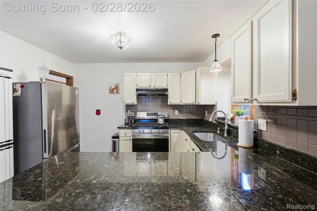 15743 Greenview, Fraser, MI 48026