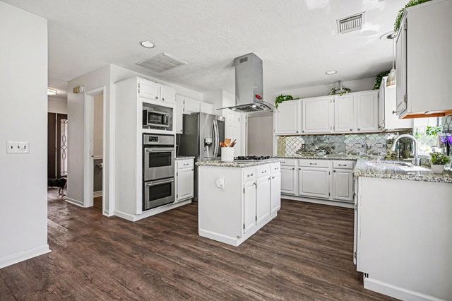 2101 Shadow Bay Circle, League City, TX 77573