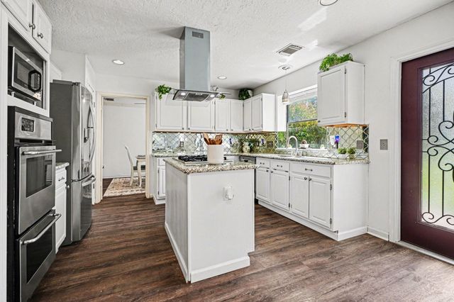 2101 Shadow Bay Circle, League City, TX 77573