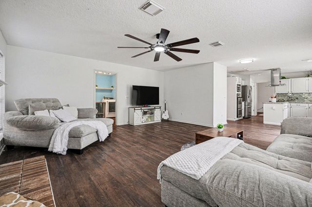 2101 Shadow Bay Circle, League City, TX 77573