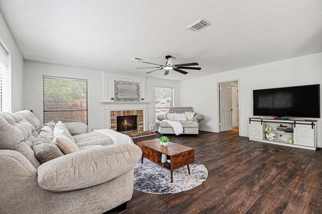 2101 Shadow Bay Circle, League City, TX 77573