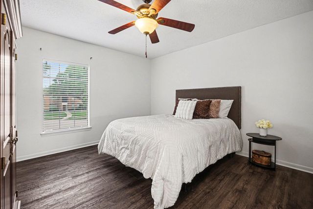 2101 Shadow Bay Circle, League City, TX 77573