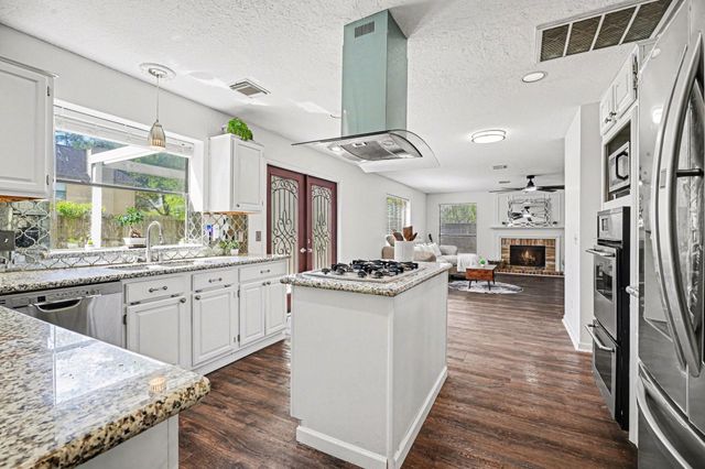 2101 Shadow Bay Circle, League City, TX 77573