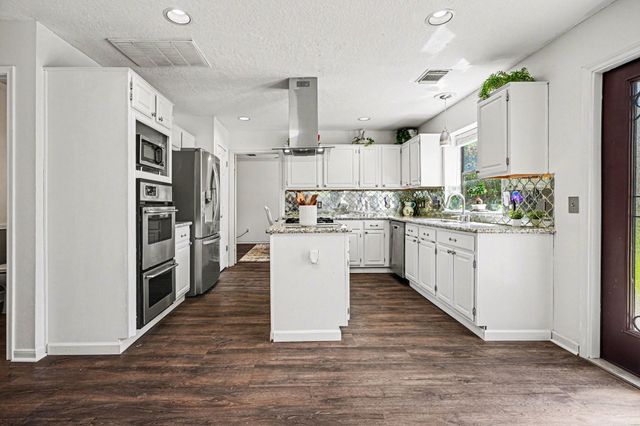 2101 Shadow Bay Circle, League City, TX 77573