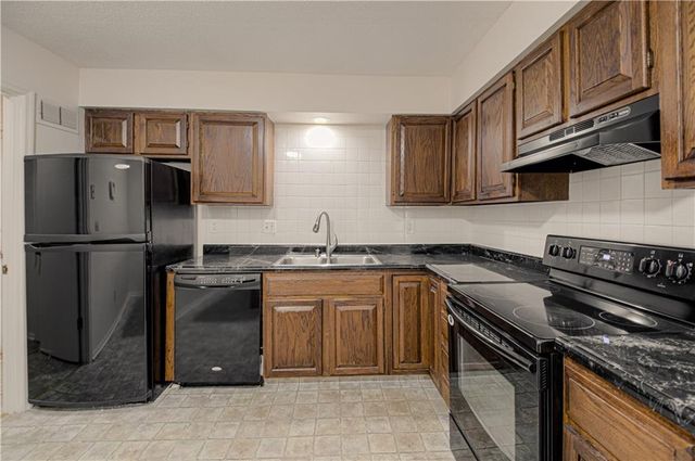 13917 Falkirk Circle, Grandview, MO 64030