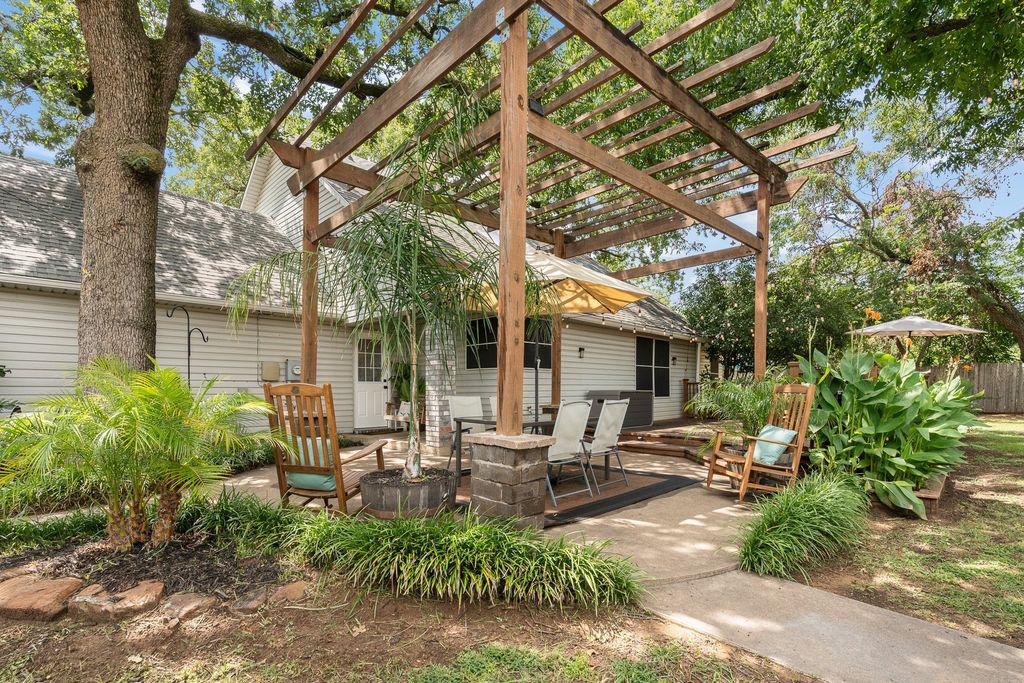 305 College Street, Joshua, TX 76058
