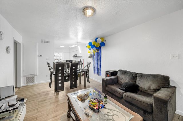 7 Parker Road 12, Houston, TX 77076