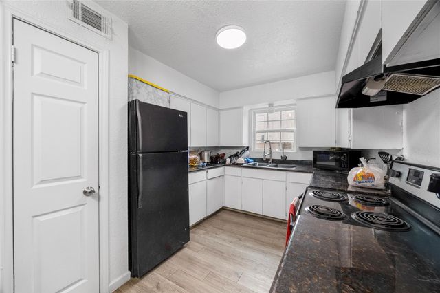 7 Parker Road 12, Houston, TX 77076