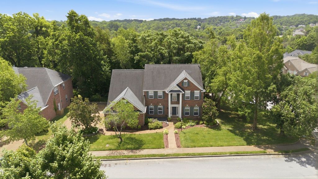 7001 Stone Run Dr, Nashville, TN 37211