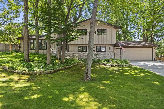 2424 PINEHURST CIRCLE, Green Bay, WI 54302