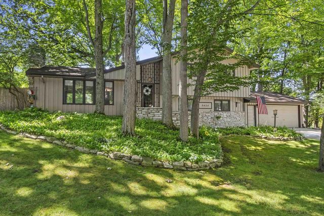 2424 PINEHURST CIRCLE, Green Bay, WI 54302