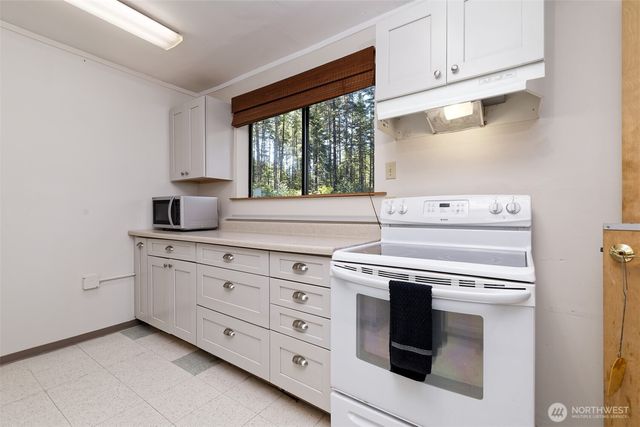 90 NE Lakeridge Drive, Belfair, WA 98528