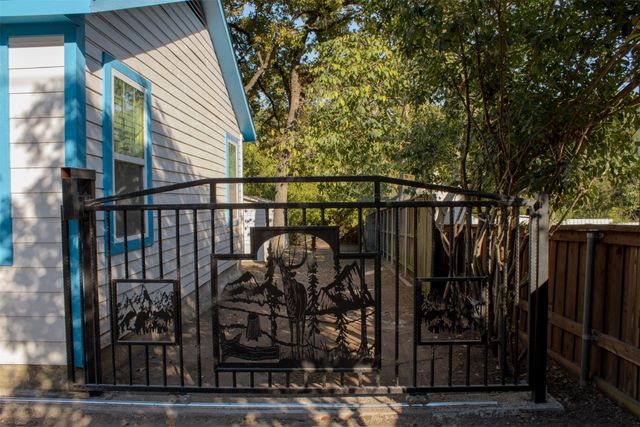 9046 Dorinda Circle, Dallas, TX 75217