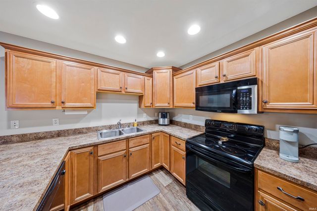 3046 Shady Hollow Trail, Evansville, IN 47715