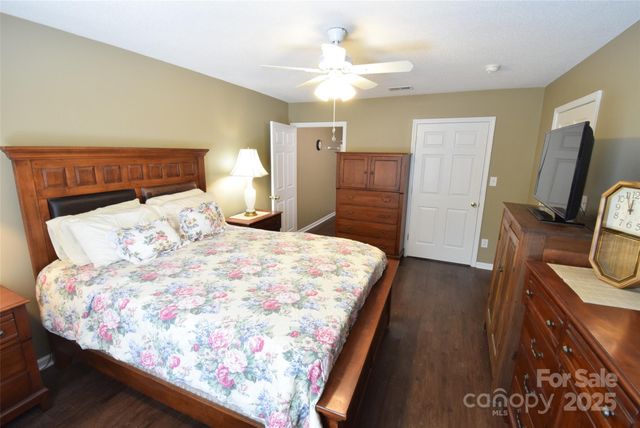 2056 Pin Oak Place, Cramerton, NC 28032