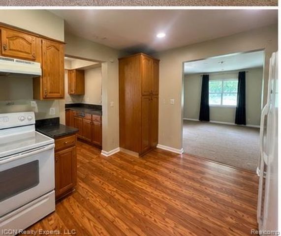 5028 Pheasant Road, Waterford, MI 48327