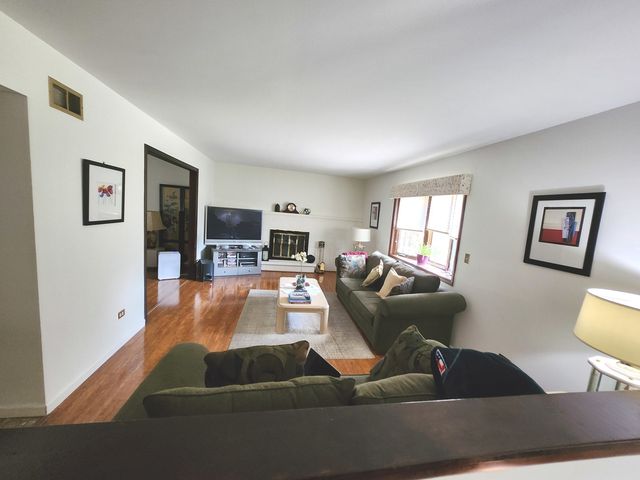 709 Garfield Avenue, Libertyville, IL 60048