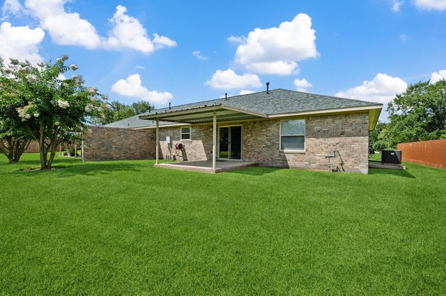 460 W Houston Street, Highlands, TX 77562