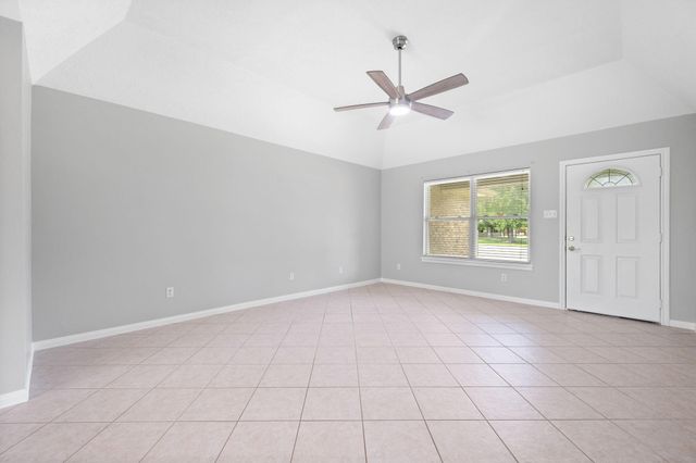 460 W Houston Street, Highlands, TX 77562