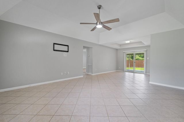 460 W Houston Street, Highlands, TX 77562