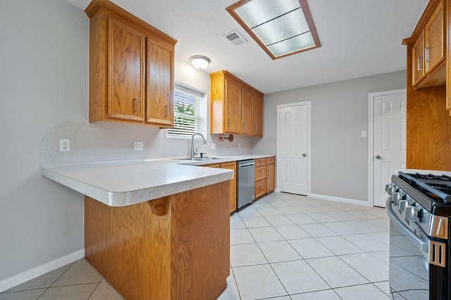 460 W Houston Street, Highlands, TX 77562