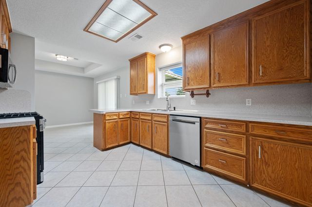 460 W Houston Street, Highlands, TX 77562