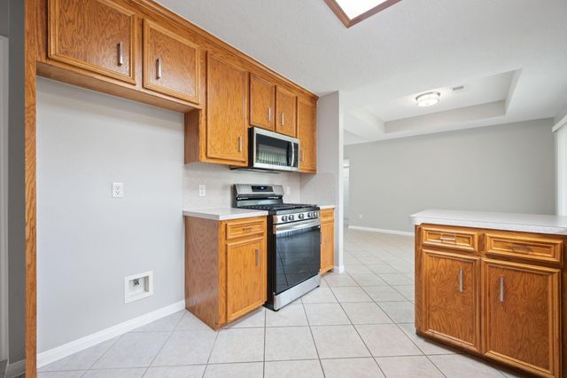 460 W Houston Street, Highlands, TX 77562