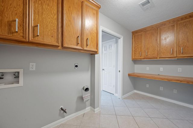 460 W Houston Street, Highlands, TX 77562