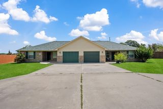 460 W Houston Street, Highlands, TX 77562