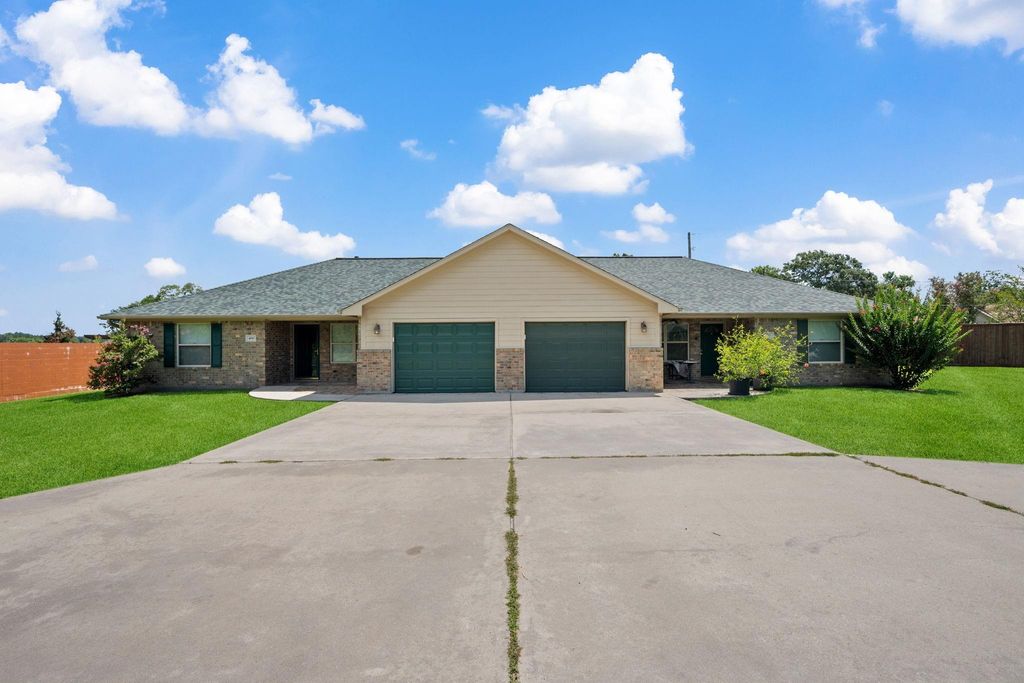 460 W Houston Street, Highlands, TX 77562